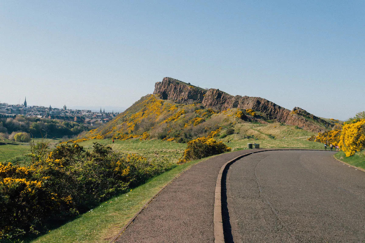 Sailibury Crags (nearby)