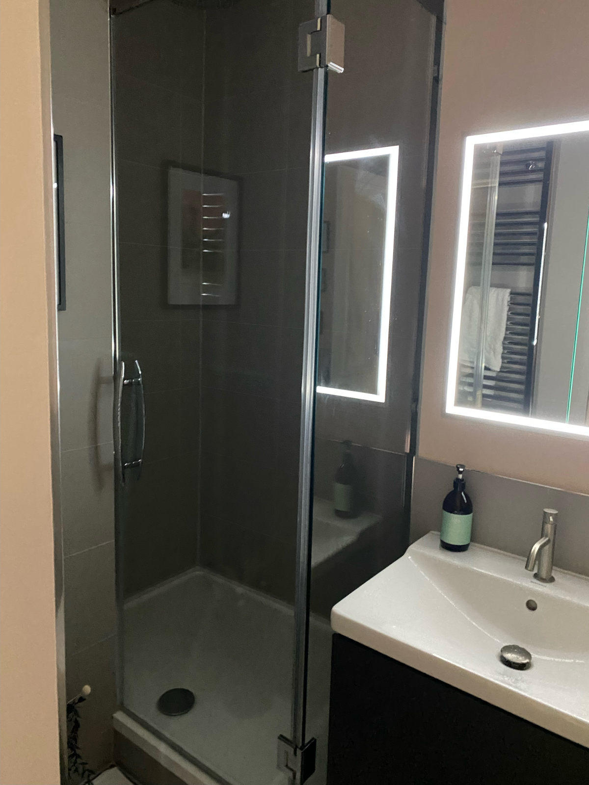 Main bathroom: shower